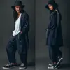 捕捉模特，穿着长袖羊毛衫搭配白色T恤的女人，深蓝色洗涤货物慢跑裤，滑板鞋，带有小细节的黑色水桶帽，Canon EOS-1D，f/5.6，灰色背景，工作室灯光设置