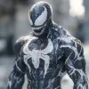漫威漫画《毒液》，一部4K、3D启示录，站立角色沐浴在柔和光滑的灯光下，其超详细的形式令人天堂般的拥抱。柔和的柔和色彩，就像低声耳语的秘密，描绘出《毒液》讲故事的照片的画面。在Skottie Young的异想天开的本质中，这款3D搅拌机渲染解开了Venom的史诗叙事，每个细节都在电影挂毯中雄辩的一笔。Polycount在物理渲染展示中精心策划了一部模块化建构主义的交响曲，这是一部流行超现实主义的芭