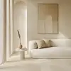 照片，现代客厅，晨曦柔和，米色地板和哑光石功能融为一体，舒缓白色调的统一配色方案，营造出白色迷人的氛围，35 mm f/1.4G镜头，f/4套装，精致家具，白色沙发和极简主义侧桌，自然光