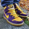 鞋子方面，紫色绒面革与黄点混合Nike Dunk High，染色牛仔裤