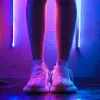 鞋履，哑光白色Yeezy boost 350，女式腿搭配短裤，霓虹灯氛围