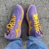 鞋子方面，紫色绒面革与黄点混合Nike Dunk High，染色牛仔裤