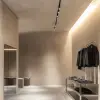 极简主义时装店、现代主义、天花板间接灯、墙上石膏米色石膏、不锈钢架子、钢制家具、极简家具
