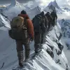 Grupo de viajeros con mochilas escalando una montaña，专业不祥的概念艺术，作者：artgerm和greg rutkowski，一幅复杂、优雅、高度详细的数字绘画，概念艺术，流畅、尖锐的焦点，插图，西蒙·斯塔伦哈格（Simon stalenhag）、韦恩·巴洛（Wayne Barlowe）和伊戈尔·基耶里卢克（Igor kieryluk）的风格--