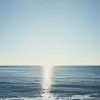 海洋，梦幻，唤起财产，难以形容的神秘，晴朗的天空--没有丑陋，变形，吵闹，模糊，扭曲，焦点不集中，多余的手指，不良的解剖结构，多余的四肢，画得不好的脸，画得不好的手，失踪的手指 