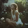 一次性摄影一位美丽的白人女孩穿着白色蓬松连衣裙，坐在花盆上，梦幻般的心情