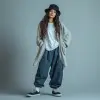 捕捉模特，穿着长袖羊毛衫搭配白色T恤的女人，深蓝色洗涤货物慢跑裤，滑板鞋，带有小细节的黑色水桶帽，Canon EOS-1D，f/5.6，灰色背景，工作室灯光设置