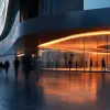 真实感，经典EOS 5d，极简主义中型办公楼，曲线，几何形状轮廓，专家，戏剧性灯光，灯光效果，运动模糊步行人群，现实主义阳光照明，汽车尾部照明