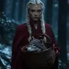 一位留着金色辫子的女猎人，穿着红色斗篷，篮子里拿着一个狼头。夜，蓝色森林，CG渲染，--ar 9：16
