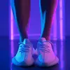 鞋履，哑光白色Yeezy boost 350，女式腿搭配短裤，霓虹灯氛围
