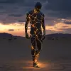 Meta Human站在开阔的沙漠夜晚，全身都有像静脉一样的生物发光裂缝