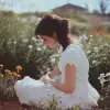 一次性摄影一位美丽的白人女孩穿着白色蓬松连衣裙，坐在花盆上，梦幻般的心情