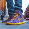 鞋子方面，紫色绒面革与黄点混合Nike Dunk High，染色牛仔裤