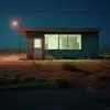 夜晚，一座空荡荡的小办公楼坐落在荒无人烟的地方，内部温暖的灯光照亮，风格像威廉·艾格斯顿。--ar 128：127 --v 5.2