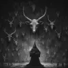黑白点画插图，描绘了巴弗米特山羊牧师在撒旦教堂举行的黑色魔法仪式上的黑白点画，火焰、黑暗美学、黑色背景、高对比度，具有Zdzisaw Beksiziğski的风格。--ar 73：72 --v 5.2