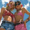 两个女人的艺术品，风格为Jamie Hewlett、Hirohiko Araki、piratepunk、emerico imre toth、天蓝、DC漫画、rollei prego 90 --ar 104：77 --s 250 --v 6.0 --风格原始