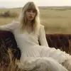 坐在田野里沙发上的女人，穿着白色波西米亚连衣裙的瘦弱女孩，lalisa manobal，金发长发迷人的女孩，空灵的花朵朋克，野性慵懒的女人，贫瘠的风景，伊莫金poots，瘦弱的身体，荒凉--v 5.1 --ar 3：2