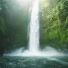 哥斯达黎加乡村丛林中的一座高大瀑布，水从高处飞溅，周围绿树成荫，这是一张美丽的自然照片，用索尼Alpha A7 III和f/2镜头拍摄，周围绿树成荫。--ar 3：2 --v 6.0