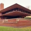 弗兰克·劳埃德·赖特（Frank Lloyd Wright），罗比之家（Robie House），具有草原风格设计，水平强调和砖砌结构，宽敞、对称、低沉，由艾伦·冯·恩沃斯（Ellen von Unwerth）拍摄。温暖的红色、泥土般的棕色和深绿色，错综复杂，华丽--ar 16：9 --c2--s 90