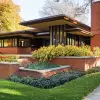 弗兰克·劳埃德·赖特（Frank Lloyd Wright），罗比之家（Robie House），具有草原风格设计，水平强调和砖砌结构，宽敞、对称、低沉，由艾伦·冯·恩沃斯（Ellen von Unwerth）拍摄。温暖的红色、泥土般的棕色和深绿色，错综复杂，华丽--ar 16：9 --c2--s 90