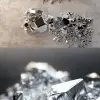原子金属3D建模，丹尼尔·利贝斯金（Daniel libeskind）风格，逼真的超详细渲染，晶体和地质形态，银色和灰色，大胆的纹理，镜像领域，超现实细节--ar 59：128