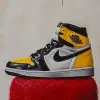 Nike Air Jordan黑色和黄色站在红色尼龙球上，背靠白色墙壁，这是安迪·沃霍尔风格的画作，8 k--ar 1436：3113 