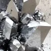 原子金属3D建模，丹尼尔·利贝斯金（Daniel libeskind）风格，逼真的超详细渲染，晶体和地质形态，银色和灰色，大胆的纹理，镜像领域，超现实细节--ar 59：128
