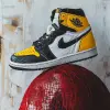 Nike Air Jordan黑色和黄色站在红色尼龙球上，背靠白色墙壁，这是安迪·沃霍尔风格的画作，8 k--ar 1436：3113 