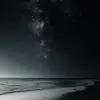 海滩上洒满星空，前方是深灰色的沙子和浅水，海平面上方可以看到银河，在夜色下形成了无尽的广阔视野。就像一个人呆在家里一样，广阔的海洋为场景增添了神秘感。黑色背景凸显细节，高对比度使一切更加生动。，真实感，--ar 59：128