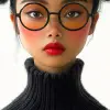 漫画铅笔画，可爱的女人，20多岁，彩色铅笔，皮克斯风格，搞笑搞笑，夸张的特征，白色背景--混乱50 --ar 1：2 --styleston 750