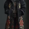 《Vogue Runway》，一位亚洲女性的全身肖像，穿着带兜帽的黑色冬季外套和大号刺绣装饰品，穿着白色运动鞋。以亚洲女性的风格--ar 1：2 --styminster 750