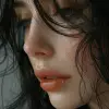 一位黑发飘逸的女人正在摆姿势，以dain yoon的风格，柔和的边缘和模糊的细节，捕捉原始的情感，多层的、柔和的边缘，波浪形的、鲜明的面部特征--ar 69：128 --styminster 750 --v 6