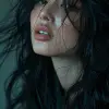 一位黑发飘逸的女人正在摆姿势，以dain yoon的风格，柔和的边缘和模糊的细节，捕捉原始的情感，多层的、柔和的边缘，波浪形的、鲜明的面部特征--ar 69：128 --styminster 750 --v 6