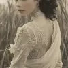 穿着白色纱丽的女人是一张很棒的复古照片，采用Katia Chausheva、Raphael Kirchner的风格、真实感细节、古斯塔夫·范德·沃斯蒂涅、印度场景、复古剪切粘贴--ar 67：128 --styleston 750 --v 6