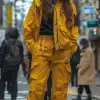 摄影，28岁女性，职业模特，自然姿势，穿着小文本标志，衣服染色战术宽松卡车司机夹克搭配黑色连帽衫，慢跑裤，黄色Yeezy boost 350，在主干道的街道人行横道上，佳能EOS-1D Mark III，将捕捉上衣和裤子的形式和细节，大量路人，长时间曝光，真实感，真实感光--ar 9：16 --style raw --styminster 750 --v 6