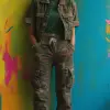 女性的全身，前视图，穿着迷彩服和绿色衬衫，搭配低帮运动鞋，融入色彩鲜艳的霓虹橄榄绿、青色的女性，背靠充满活力的墙壁背景--ar 9：16 --styleston 300