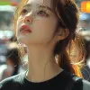 摄影、侧面、上身，描绘了一位天真无邪的韩国职业女模特站在首尔宽阔的街道上，人群众多，凝视着，散发着智慧和经验的气息，她穿着单色黑色宽松T恤，黑色单肩包，头发是整洁的马尾辫，配上银框眼镜，大胆自信的姿势，展现了一幅老年优雅和都市时尚氛围的画像，城市主义、逼真的阳光和阴影、照片现实主义、UHD --ar 9：16 --style raw --styminster 700