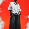 捕捉到一种休闲而时尚的氛围，穿着宽松、超大的黑色街头服装和阔腿裤的身材站在充满活力的红色背景下，轻松的姿态和休闲服装，包括简单的帽子和超大的白色T恤，与明亮的形成鲜明对比，光线均匀，增强了片场的俏皮而悠闲的氛围，照片现实主义，细节--ar 9：16 --风格原始--stylege 300 --v 6.1