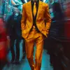 摄影、正视图、全身镜头、艺术图像捕捉城市喧嚣的本质，一个专注的职业男模特一动不动地站着，庞大的伦敦地铁，惨淡的概念，周围环绕着蓝色和深红色的模糊运动多个人走过模特，创造出快速的运动，来自各个方向的灯光效果，远距离角度，凝视，模特身穿创意黄色西装和黑色衬衫，搭配黄色领带，黑色Vans高帮运动鞋，概念性，主要主题清晰，与模特周围转瞬即逝的人物形成超高对比，凸显混乱中宁静的主题，背景应该是一堵朴素的墙壁