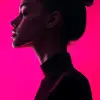 摄影、对比肖像、女性侧面轮廓、充满活力的粉红色背景、使用模仿大口径的相机设置进行可视化，仅聚焦于轮廓的边缘，而低ISO保持色彩的丰富性，无颗粒，照片逼真，UHD --ar 9：16 --混乱1.7 --风格原始