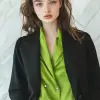 时尚封面、前视图、上身、女模特、白色大理石墙、黑色西装、绿色衬衫、黄色裤子--ar 9：16