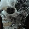 高度详细的控制论头骨图像，结合了有机和机械元素，头骨部分覆盖着半透明的白色面具，而复杂的机械部件、电线、连接器填充了下半部分，暗示着先进的技术与人类元素相结合，背景是黑暗的，将所有注意力集中在控制论、UHD、超分辨率的怪异而迷人的细节上--ar 9：16 --styleston 300