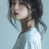 杂志封面、侧面图、上半身拍摄、时尚摄影、二手相机索尼阿尔法9 II搭配索尼FE 100- 400 mm f/4.5-5.6 GM OSS镜头设置多功能镜头，为模特提供敏锐的焦点，年轻专业时尚韩国女模特，脸上俏皮的表情，眼睛盯着镜头，穿着白色宽松T恤，水洗靛蓝色货物慢跑裤，自信的自然姿势，全纯白色背景摄影棚，摄影棚灯光，深邃的阴影，高光纹理和色调的高对比度，完美的身体比例，面部和手的详细描述，鞋子的