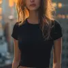 摄影，前视图，动态范围，女模特，上身，黑色T恤，深色卡其色工装裤，城市背景，黄昏，戏剧性的阳光，散景，城市景观，照片现实主义，自然，UHD --ar 9：16 --styleston 300