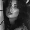 地铁站里留着长发的女人，黑白图像风格，坚韧的好莱坞魅力，玻璃制成，柔和的女性气质，夸张的五官，湿对湿的融合，迷人的凝视--ar 71：128 --styleston 750 --v 6