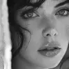 一张女人透过窗户望去的黑白照片，采用达菲·谢里丹（Duffy Sheridan）、安娜·拉祖莫夫斯卡娅（anna razumovskaya）的风格，光滑闪亮，波浪，帕特里克·德玛切利尔（patrick demarchelier），专辑封面，郁郁葱葱而详细--ar 71：128 --styleston 750 --v 6