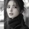 一位美丽的亚洲女性的超现实黑白照片，用索尼a7 III拍摄，在巴黎街头，情感丰富，细致，栩栩如生--ar 35：64 --styleston 750