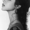 印度女演员的草图，宝莱坞，侧面视图，色调温暖，细节艺术，精致而复杂，我不敢相信这是多么美丽--ar 71：129 --styleston 750