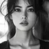 一位美丽的亚洲女性的超现实黑白照片，用索尼a7 III拍摄，在巴黎街头，情感丰富，细致，栩栩如生--ar 35：64 --styleston 750
