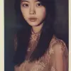 女模特，亚洲人，宝丽来时尚拍摄样张，超现实，栩栩如生-ar 35：64 --原始风格